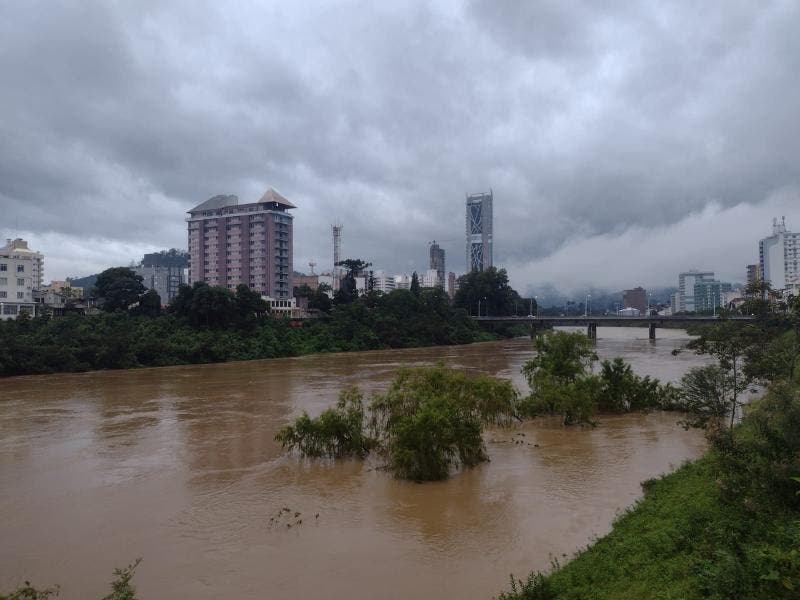 blumenau-rio-itajai-acu-estado-alerta-foto-talita-catie-1
