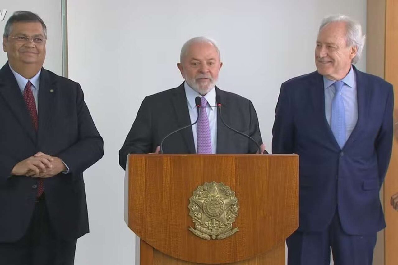1704999703-Ricardo-Lewandowski-serA-o-novo-ministro-da-JustiAa-anuncia-Lula