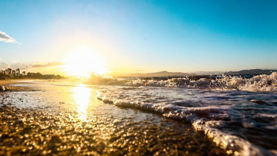 praia-em-entardecer-em-florianopolis-944x531
