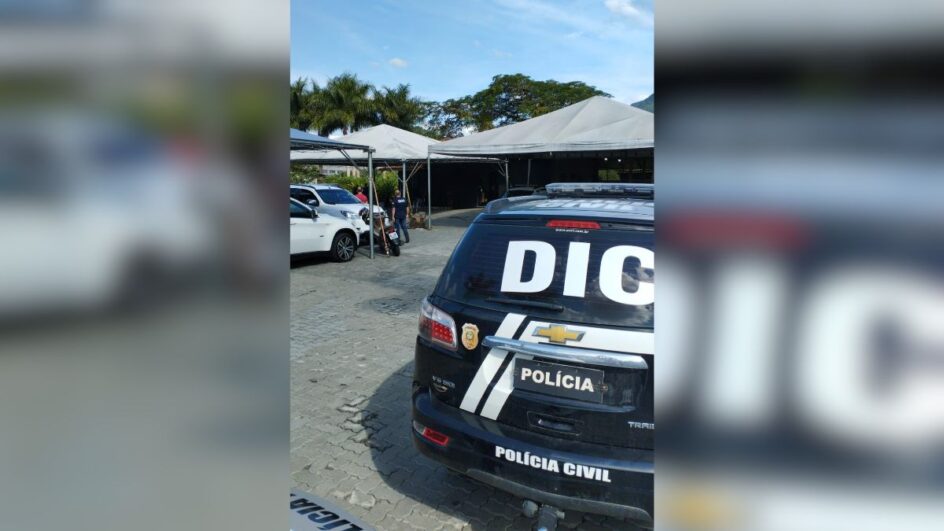 Assaltantes-rendem-funcionarios-de-concessionaria-e-roubam-11-carros-em-SC-1-944x531