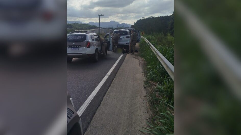 Assaltantes-rendem-funcionarios-de-concessionaria-e-roubam-11-carros-em-SC-2-944x531