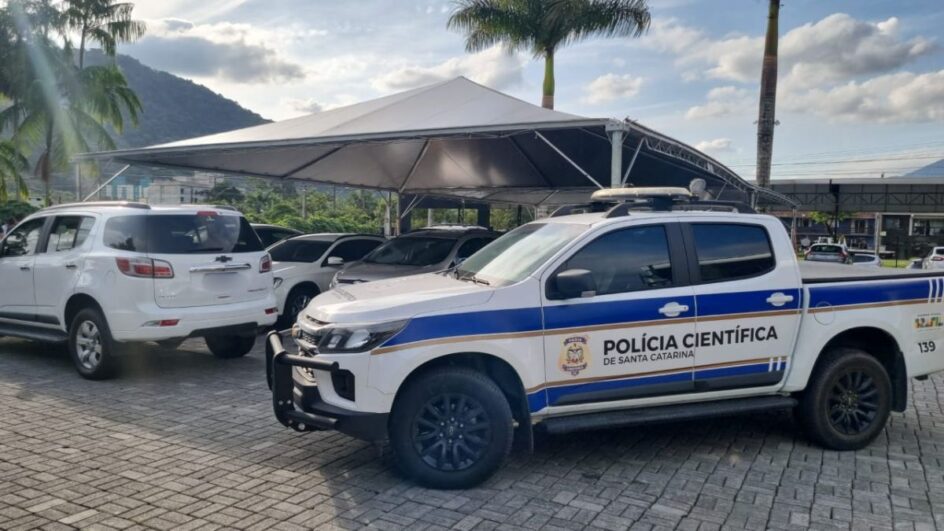 Assaltantes-rendem-funcionarios-de-concessionaria-e-roubam-11-carros-em-SC-4-1-944x531