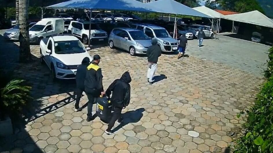 Videos-mostram-que-suspeitos-entraram-com-galao-e-sairam-com-carros-em-loja-de-Jaragua-do-Sul-1-944x531