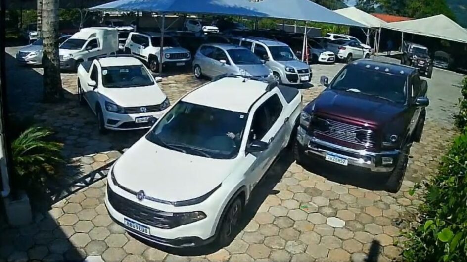 Videos-mostram-que-suspeitos-entraram-com-galao-e-sairam-com-carros-em-loja-de-Jaragua-do-Sul-2-944x531