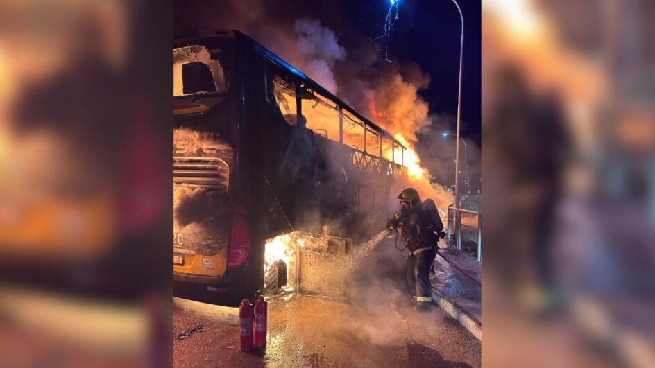 Onibus-com-45-pessoas-pega-fogo-na-BR-101-em-Garuva-4-944x531