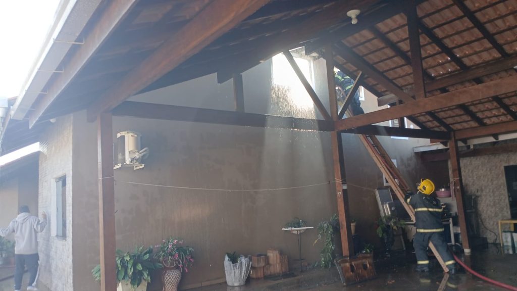 casa pegando fogo