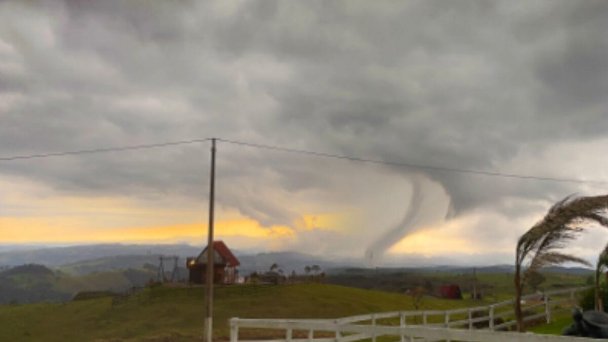 Imagens-impressionantes-mostram-formacao-de-nuvem-de-funil-em-cidade-de-SC-apos-temporal-3