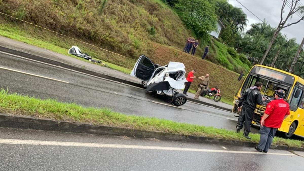 Acidente-entre-onibus-e-carro-destroi-veiculo-e-deixa-uma-pessoa-morta-em-Joinville-6