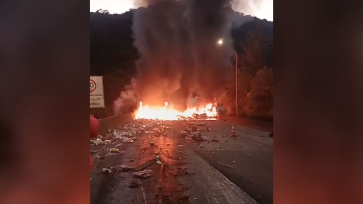 Acidente-entre-tres-veiculos-causa-incendio-e-interdita-totalmente-a-BR-376-2