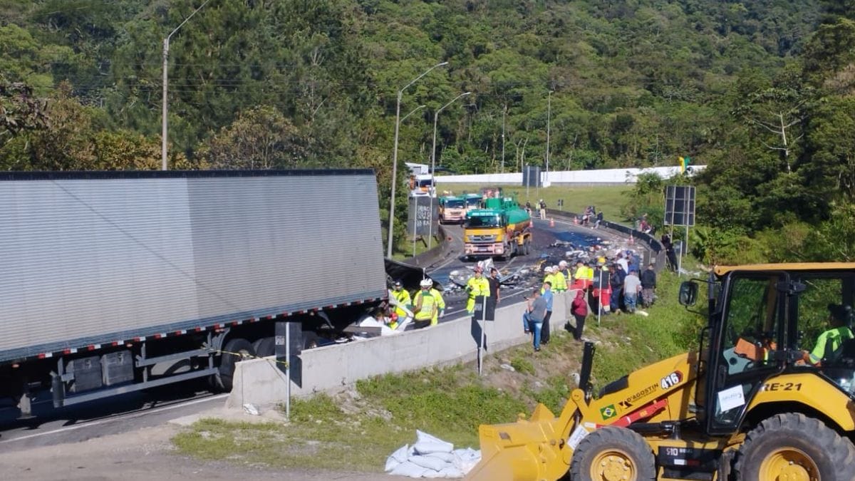 Acidente-entre-tres-veiculos-causa-incendio-e-interdita-totalmente-a-BR-376-4-1