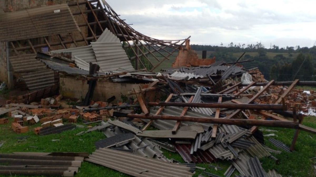 Tempestade-supercelular-com-ventos-de-80-kmh-partiu-arvores-e-causou-destruicao-em-SC-2