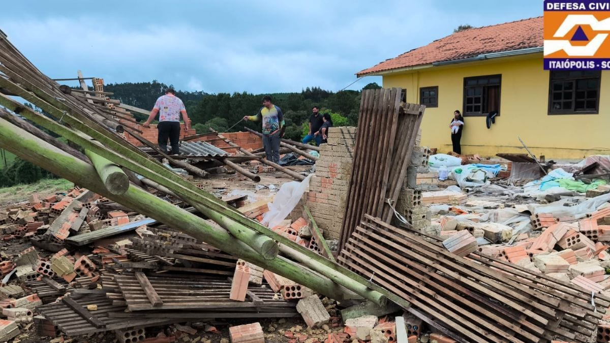 Tempestade-supercelular-com-ventos-de-80-kmh-partiu-arvores-e-causou-destruicao-em-SC-6