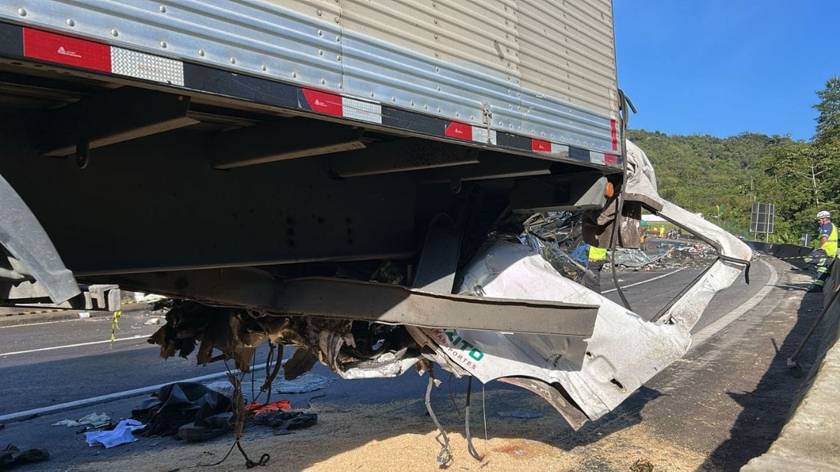 Van-que-se-envolveu-em-acidente-com-morte-na-BR-376-levava-criancas-para-o-Beto-Carrero-1