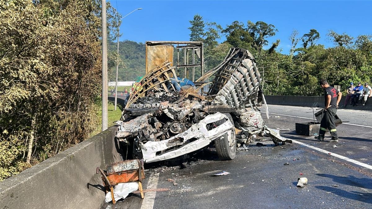 Van-que-se-envolveu-em-acidente-com-morte-na-BR-376-levava-criancas-para-o-Beto-Carrero-2