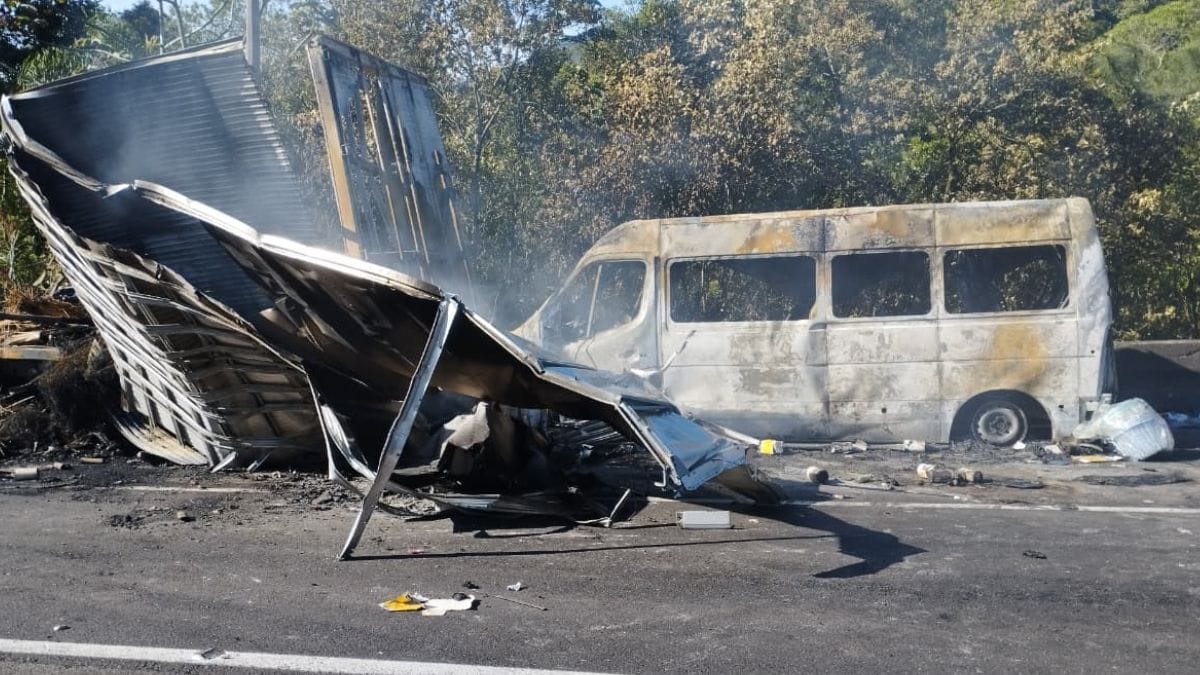 Van-que-se-envolveu-em-acidente-com-morte-na-BR-376-levava-criancas-para-o-Beto-Carrero-3