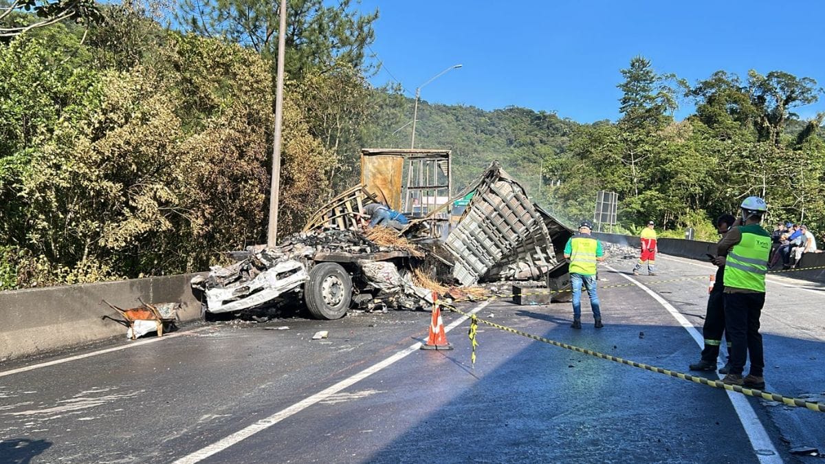 Van-que-se-envolveu-em-acidente-com-morte-na-BR-376-levava-criancas-para-o-Beto-Carrero-5