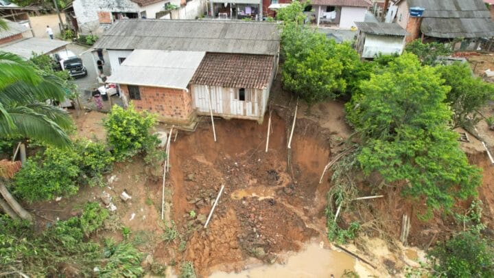 casa-ameacando-desabar-luiz-alves-enchente-foto-patrick-rodrigues-1-720x405