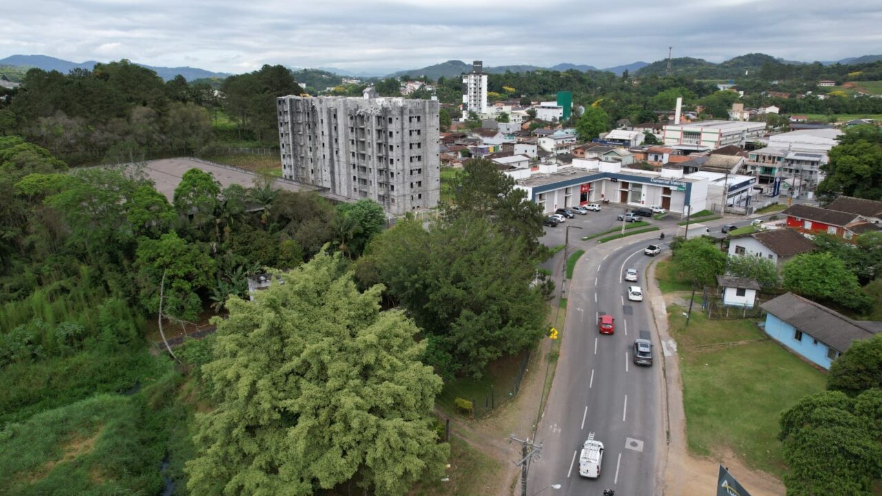 demolicao-predio-itoupava-norte-1