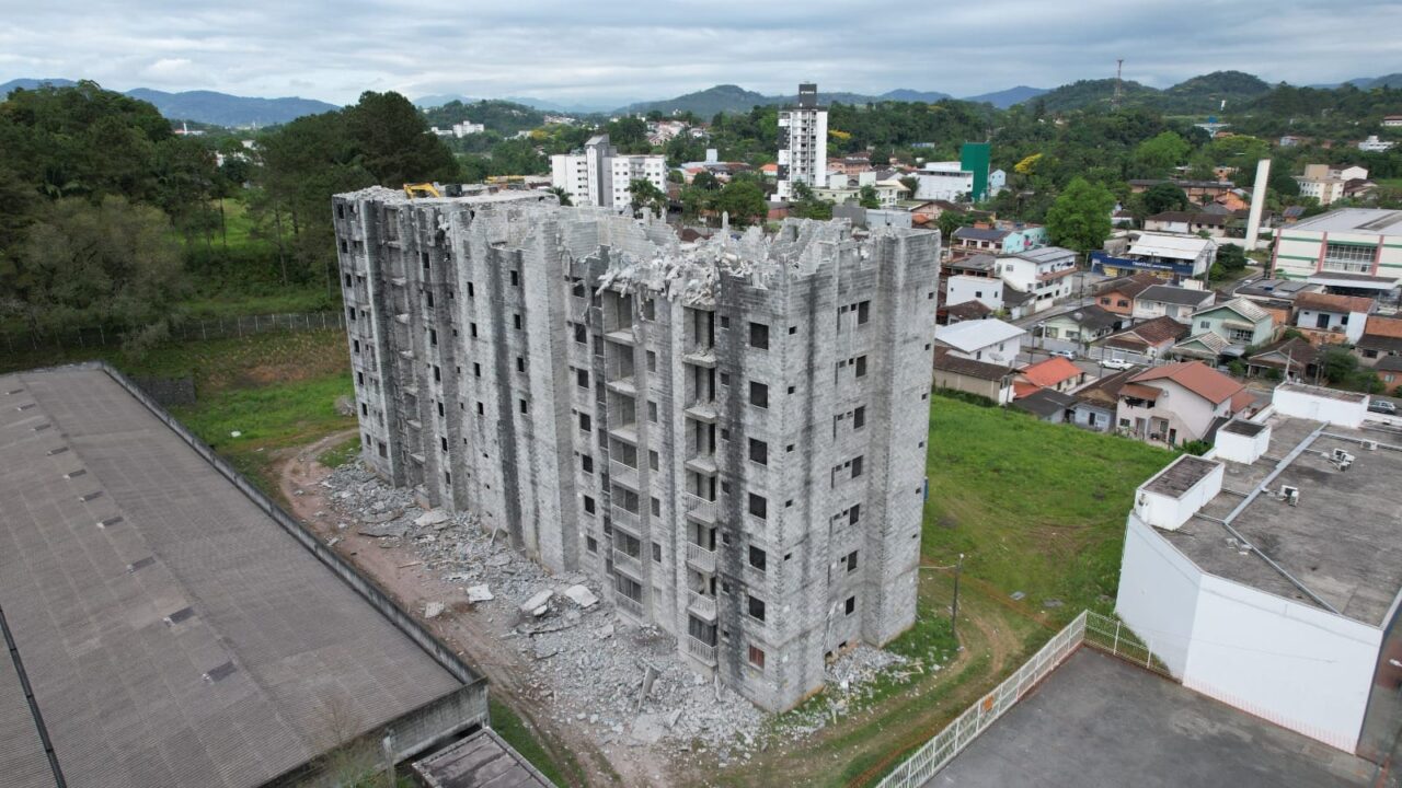 demolicao-predio-itoupava-norte-2