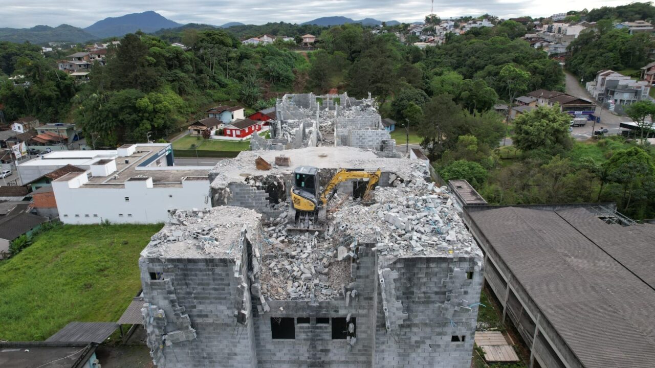 demolicao-predio-itoupava-norte-3