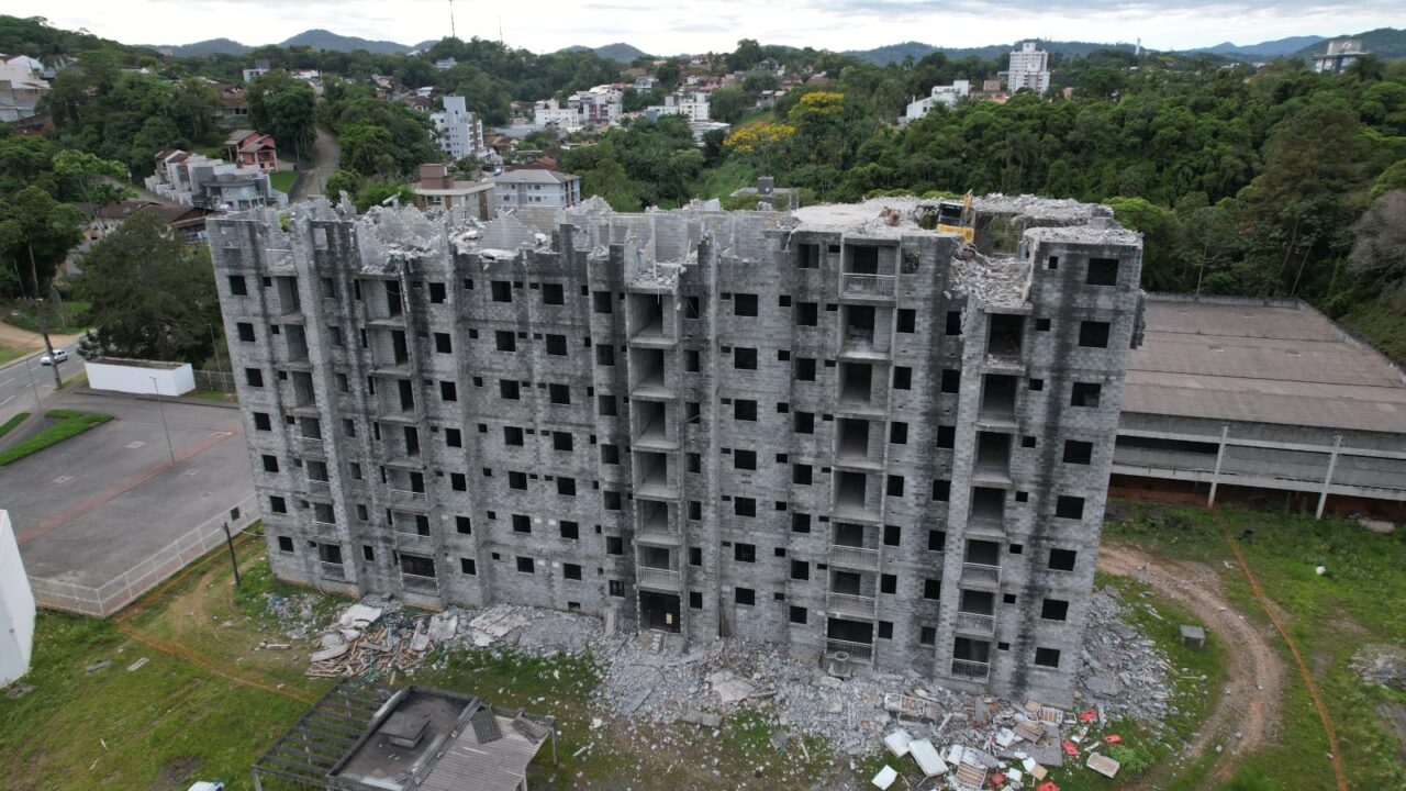 demolicao-predio-itoupava-norte-4