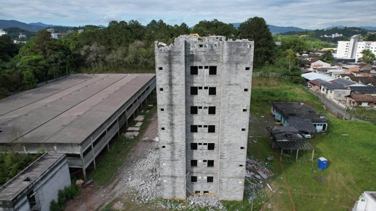 demolicao-predio-itoupava-norte-5