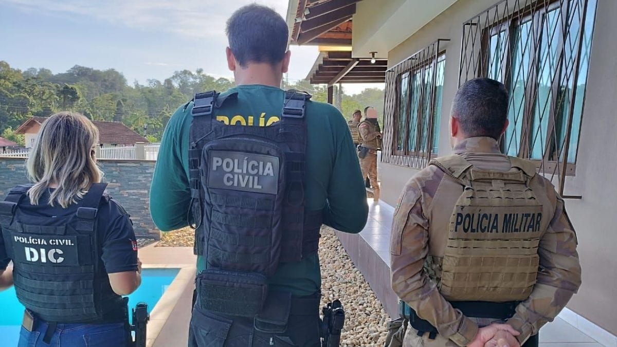 Macos-de-dinheiro-drogas-e-joias-o-que-foi-encontrado-em-acao-do-Gaeco-em-4-cidades-de-SC-1