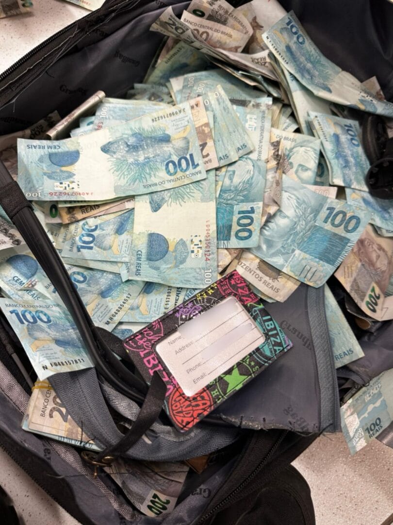 Quanto-de-dinheiro-voou-de-janela-em-Balneario-Camboriu-em-operacao-da-PF-sobre-banco-Master-3