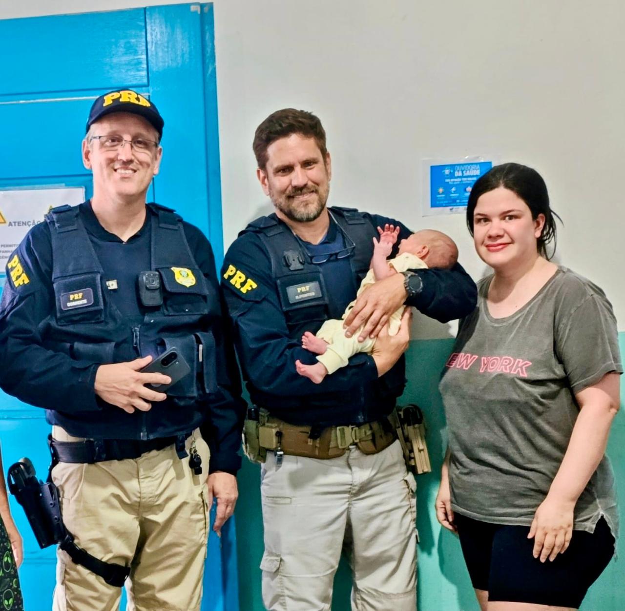 policiais rodoviários salvam criança